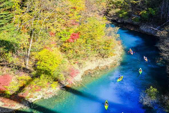 カヌーやカヤックなどの水上アクティビティも人気(画像提供:tenjou / PIXTA)