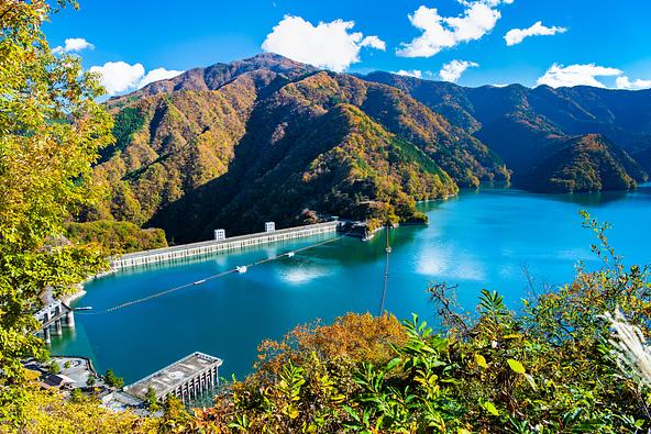 「八方岩展望台」から見た奥多摩湖(画像提供:denkei / PIXTA)