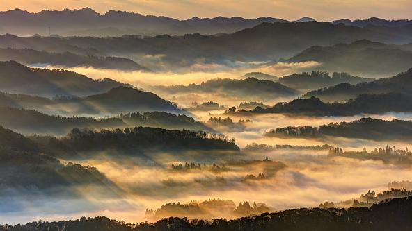 雲海の中に山々が浮かぶ上がる朝の情景(画像提供:感謝/PIXTA)
