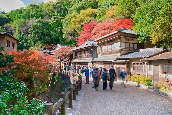 紅葉シーズンの「箕面公園」(画像提供:ごんちー / PIXTA)