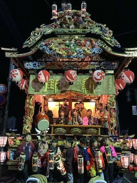 美しい屋台や山車に子供たちもテンションアップ!