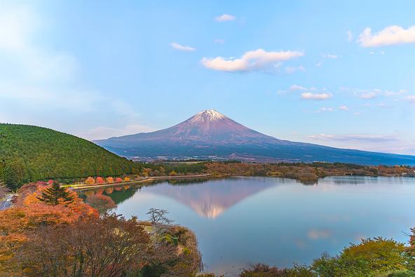田貫湖の湖面に映る「逆さ富士」(画像提供:ramustagram / PIXTA)