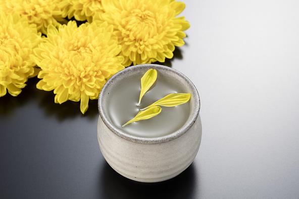 菊の花を浮かべたお酒「菊酒」は、長寿を願って飲まれてきたもの(画像提供:0120 / PIXTA)