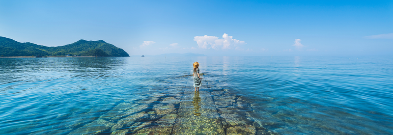 瀬戸内海と阿讃山脈が見守る<br/>日本一の手袋のまち