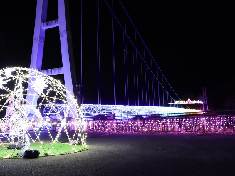 冬を彩る標高700mの光の吊り橋!