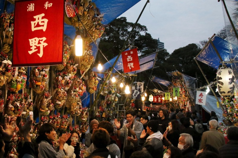 【2025関東】年末の風物詩「歳の市」6選 羽子板・骨董・熊手・だるま市も!