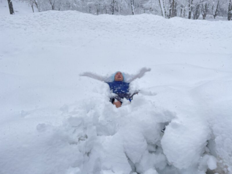新潟県魚沼市で雪中テントサウナ体験!新雪ダイブとホットサンド付き