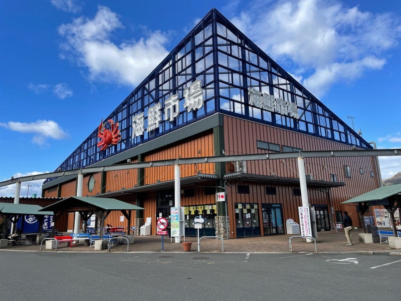 日本海側最大級の海鮮市場!目の前で調理する海鮮焼きが人気の「道の駅 舞鶴港とれとれセンター」