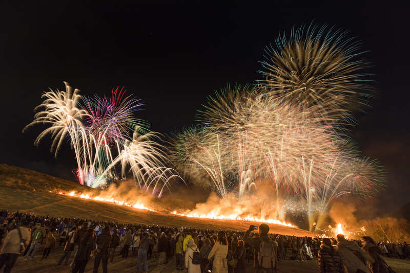 【2026最新】若草山焼き行事の開催情報&見どころを解説!花火と御神火が彩る伝統行事