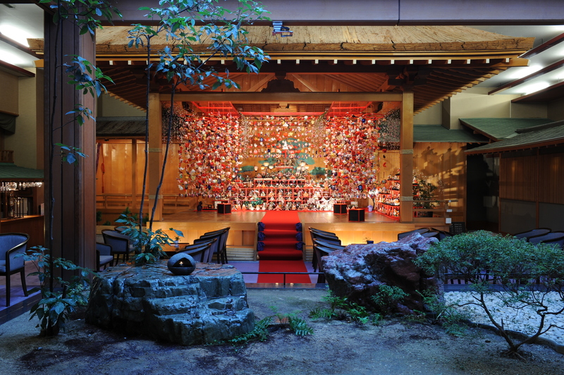 圧巻の雛飾り2000体!名宿の能舞台が染まる「桃の節句」日帰り利用もOKな贅沢空間