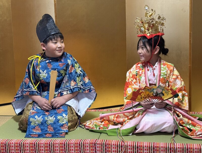 米沢織の十二単でお雛様に変身!歴史ある有形文化財での着付け体験、山形・米沢で開催