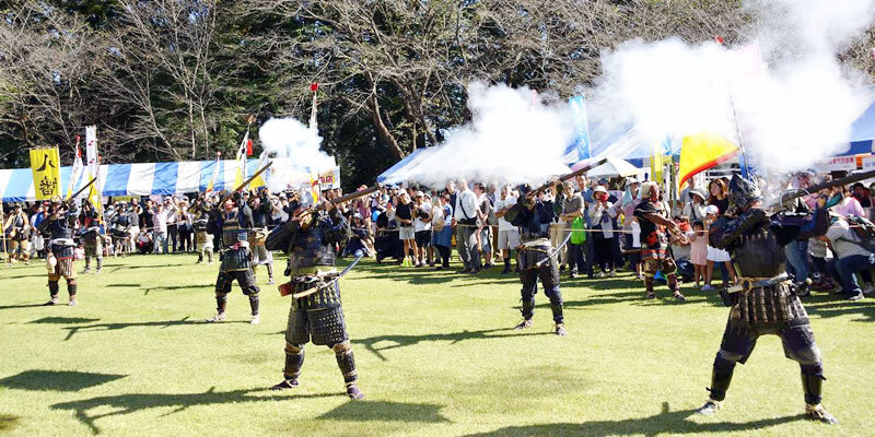 【茨城県坂東市】地桜と勇壮な武者行列が織りなす戦国絵巻!!「逆井城まつり」開催情報