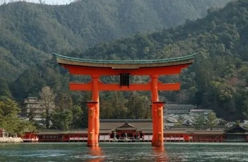 平安絵巻が瀬戸の海に蘇る!世界遺産「嚴島神社」の日本三大舟神事「管絃祭」