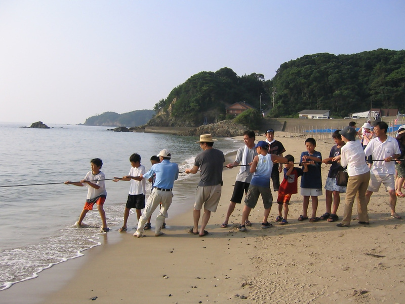 夏休み旅行の思い出に…。早起きして挑戦!親子で力を合わせて引く夏の地引網