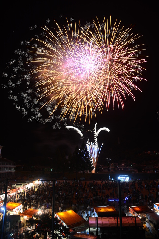 つるぎ町の夏の夜空を彩る約1,300発の花火