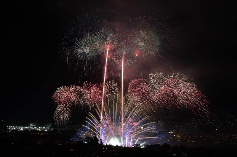 長野県上田市の夏の風物詩<br/>千曲川の夜風とともに楽しむ花火