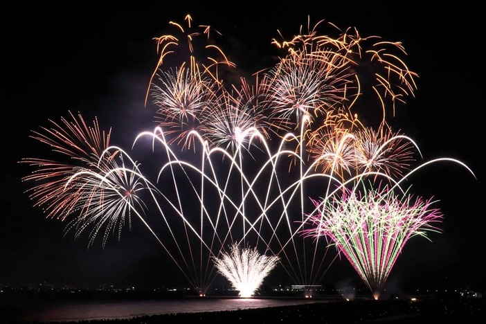 国内最大級24,000発の花火&吉本芸人ステージが熱い!幕張ビーチ花火フェスタ2026