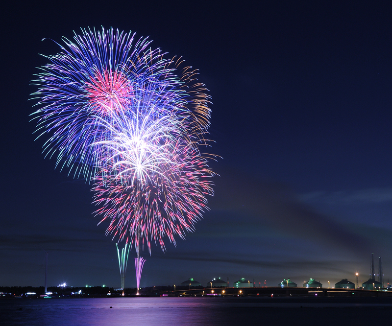 新舞子の海と夜空を彩る感動の花火|知多市の夏締めくくりは海上花火×地元グルメで五感を満喫
