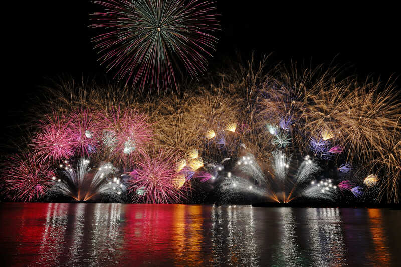 海と歴史のまち・敦賀で灯籠の光と1万発の花火が重なる夜「とうろう流しと大花火大会」2026年開催情報
