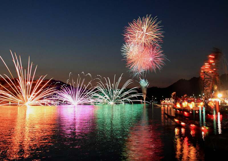 花火と鯨舟が夜空を染める!国指定重要無形民俗文化財「河内祭」和歌山