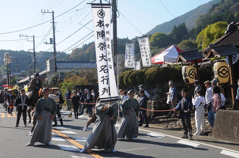 江戸時代の大名行列と火縄銃の迫力、コンテストや屋台で家族みんなで楽しめる歴史祭り。