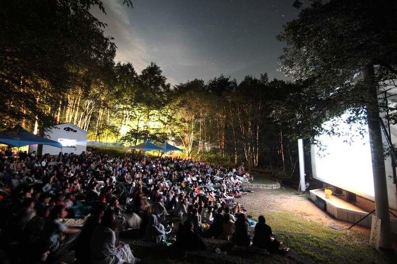 日本一標高の高い野外映画館へ<br/>八ヶ岳の星空の下で映画鑑賞