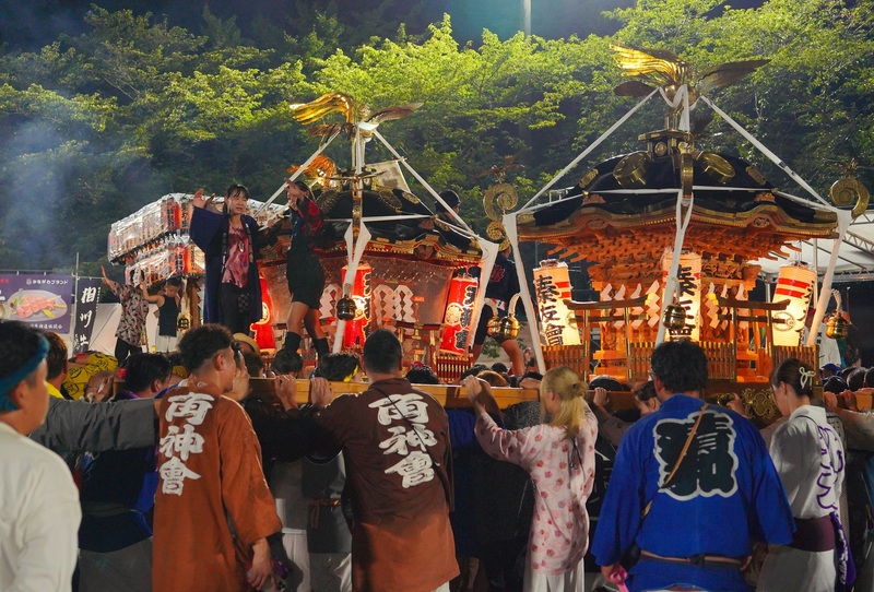 子供たちの健康と成長を祈る夏祭り<br/>福餅まき・盆踊り・花火打ち上げも