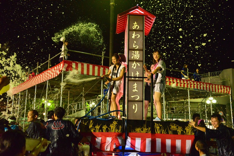 湯を浴びながら御輿にかけまくる!<br/>あわら温泉で奇祭「湯かけまつり」