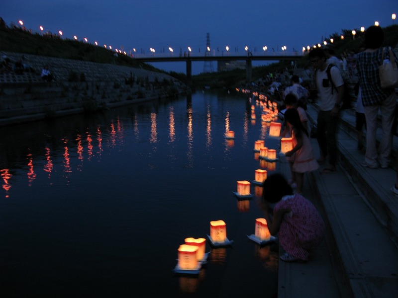 灯籠流し、屋台、打ち上げ花火など<br/>ふるさとや先祖を思う夏の恒例行事