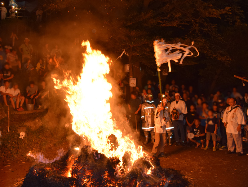 幻想的な富士塚と燃え盛る大松明<br/>清瀬市「中里の火の花祭」開催情報
