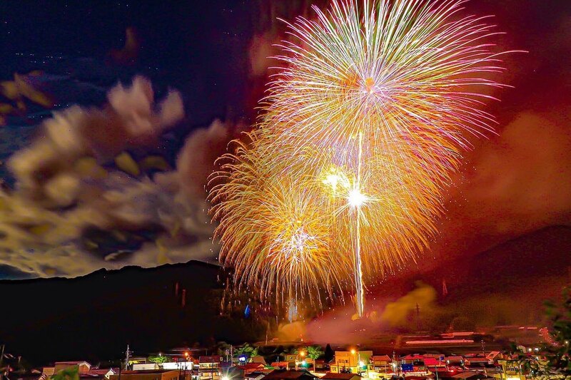 山々に響く爆音の尺玉花火を体験!<br/>ひだ桃源郷で秋の夜空を満喫しよう