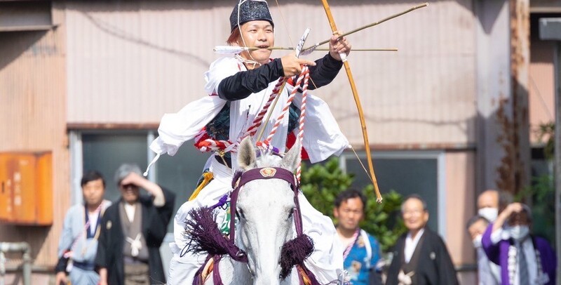 走った馬の蹄の跡で吉凶を占う<br/>小室浅間神社「流鏑馬祭」
