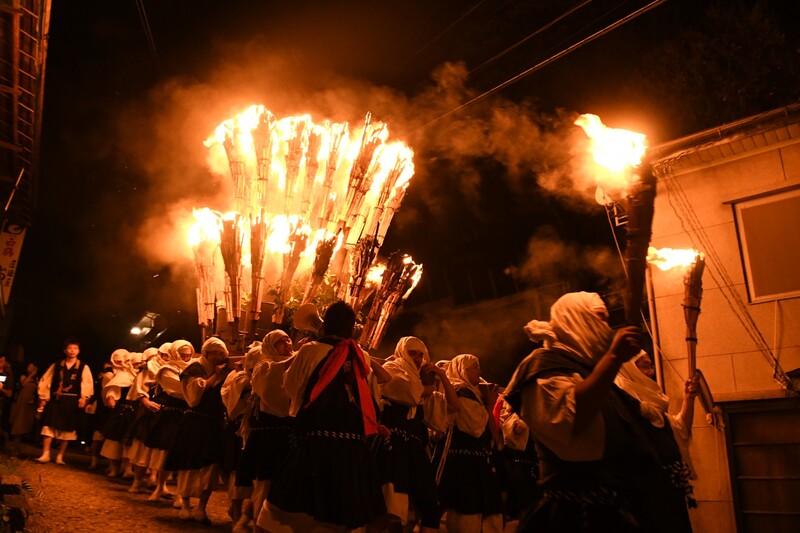 炎に包まれたみこしが練り歩く!<br/>三重県菰野町で「僧兵まつり」開催
