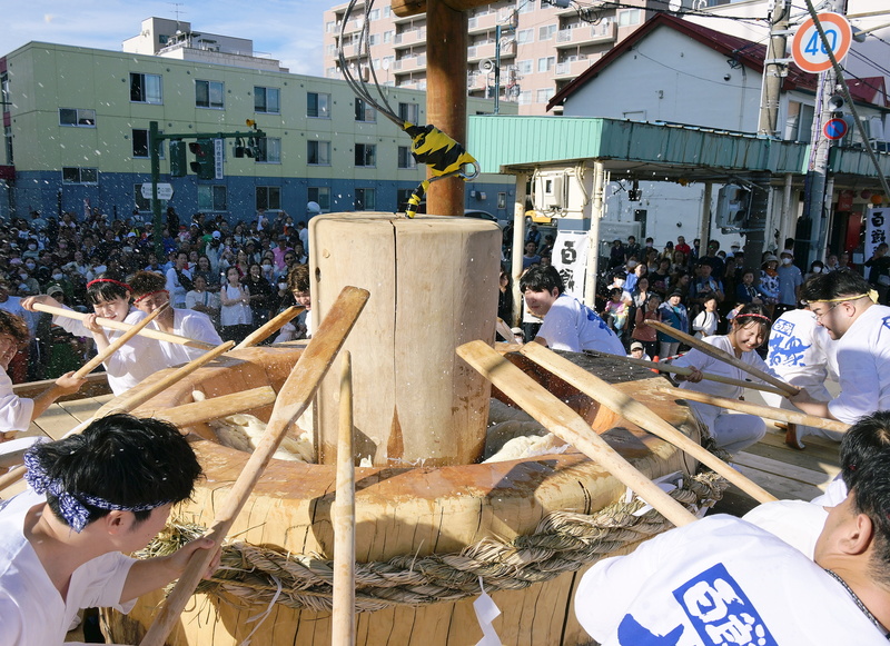 北海道で世界最大級の大臼餅つき!<br/>つきたてお餅のお汁粉無料配布も