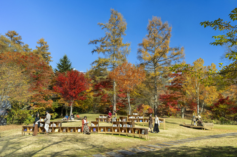 屋外で紅葉&読書の秋を満喫!<br/>「軽井沢 紅葉図書館」2025年情報