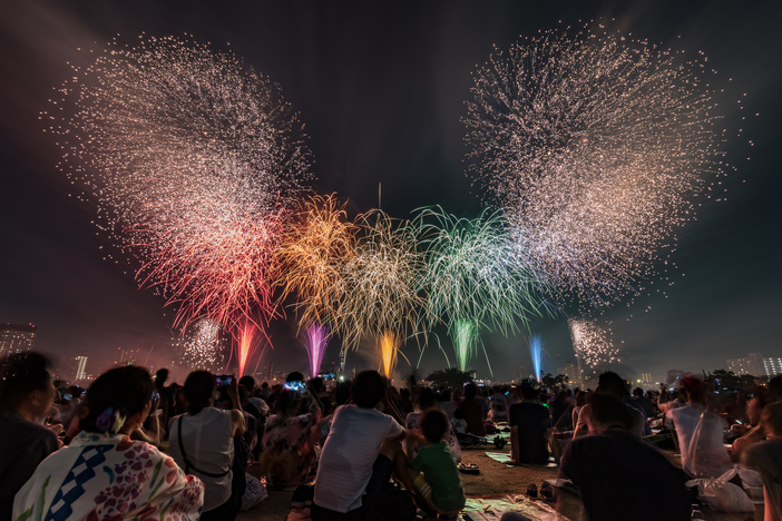 足立の花火（2024年開催） | 頭上に広がる大迫力の音と光 1時間で約 