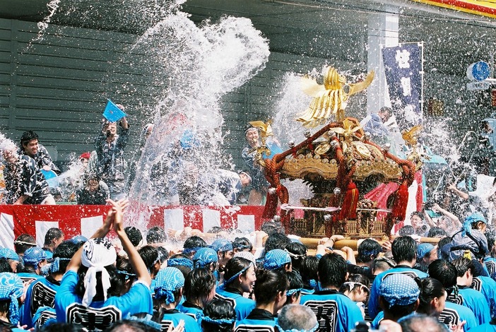 深川八幡祭写真集 昭和56年 下町タイムス社 水かけ祭り 富岡八幡宮例大祭 富岡八幡宮例大祭「深川八幡祭り」（2024年） | 豪快な水かけ