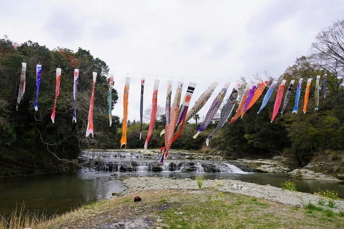 黒原不動滝 | 青空を泳ぐ鯉のぼりの絶景！ 「いすみ鉄道」沿線の隠れた