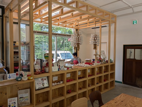 カフェと隣り合わせの工房