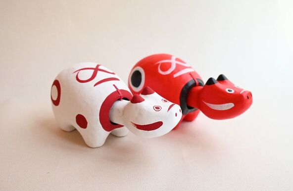 柳津町オリジナルの赤べこ