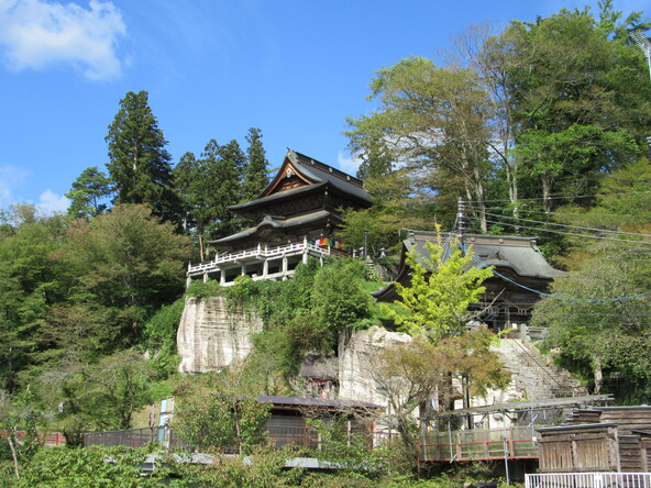 崖にそびえ立つ圓藏寺