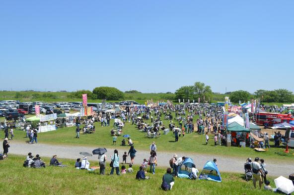 模擬店も並び、ピクニックを楽しむ家族連れも（2024年開催時の様子）