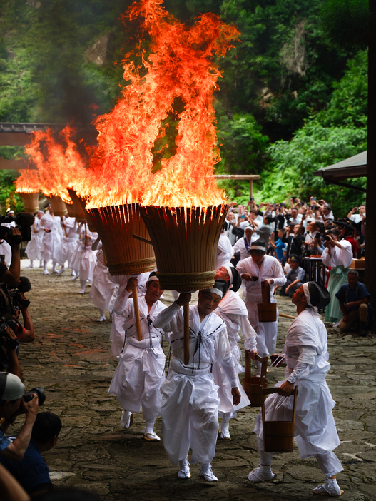 那智の扇祭り | 50kgの大松明が那智の滝の前で乱舞する！「那智の扇