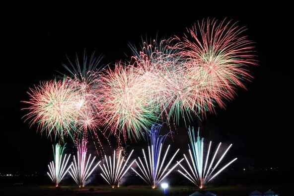 打ち上げ場所が近く、伝統的な花火を間近で見られるのが特徴です