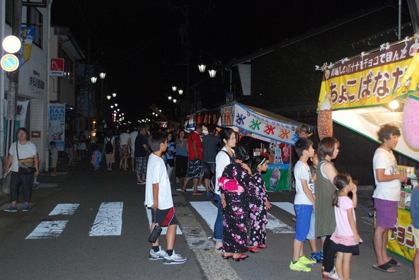 「徹夜おどり」の開催時には、会場周辺に露店が並びます