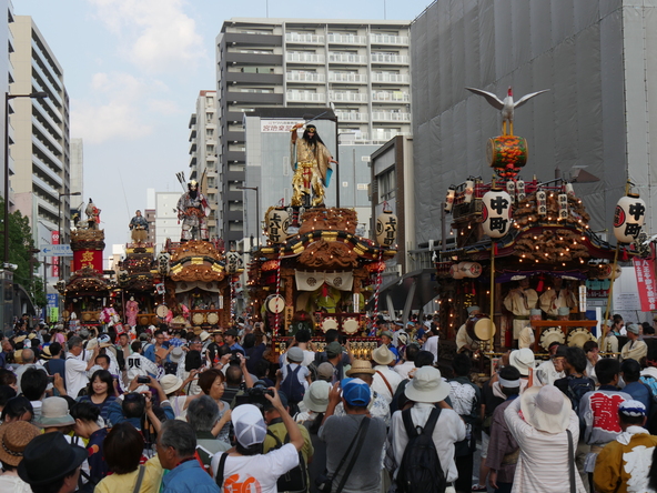 19町会19台の個性豊かな山車が巡行します