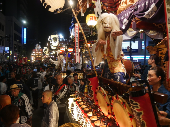 夜の山車は、昼よりもいっそう幻想的な姿に感じられます