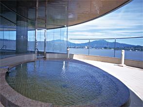 周囲の絶景を堪能しながら湯に浸かれるスパ・温泉施設