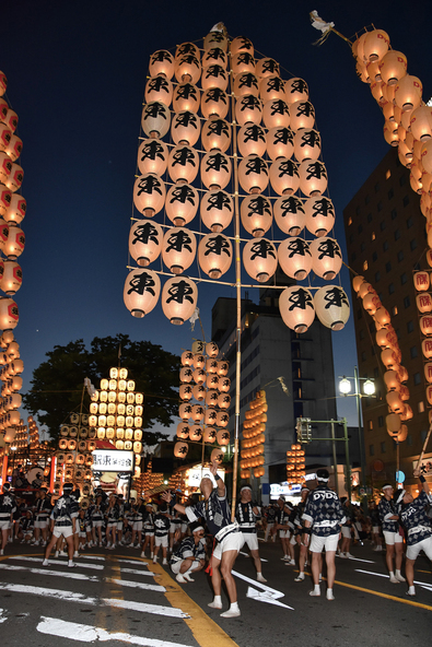 「竿燈」が一堂に集う幻想的な風景