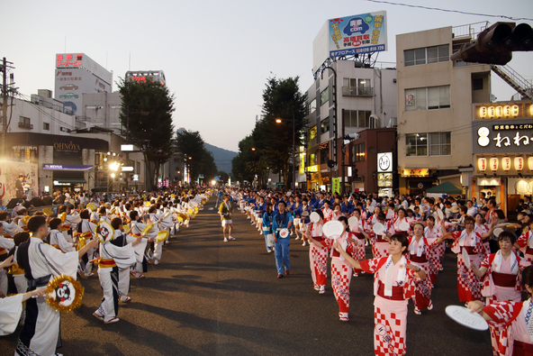 祭りでは、笛太鼓や踊りが披露されます。